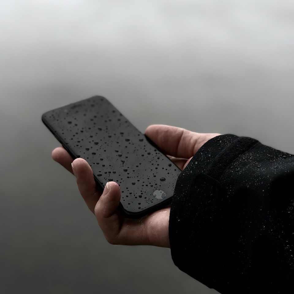 Tips Pertolongan Pertama Ketika Smartphone Kamu Kena Air